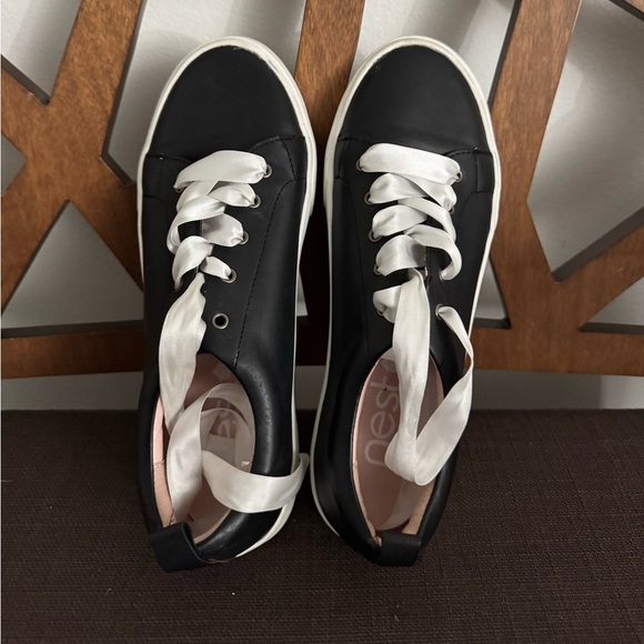 Nest used like a new women's low top platform sneaker in black/ - Picture 1 of 10